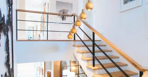 65ddb8b551a76d04b1594b6f peinture escalier bois p 500